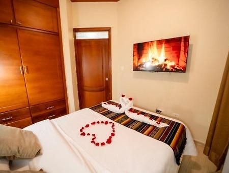 Tourist House Suites 2 オタバロ エクステリア 写真